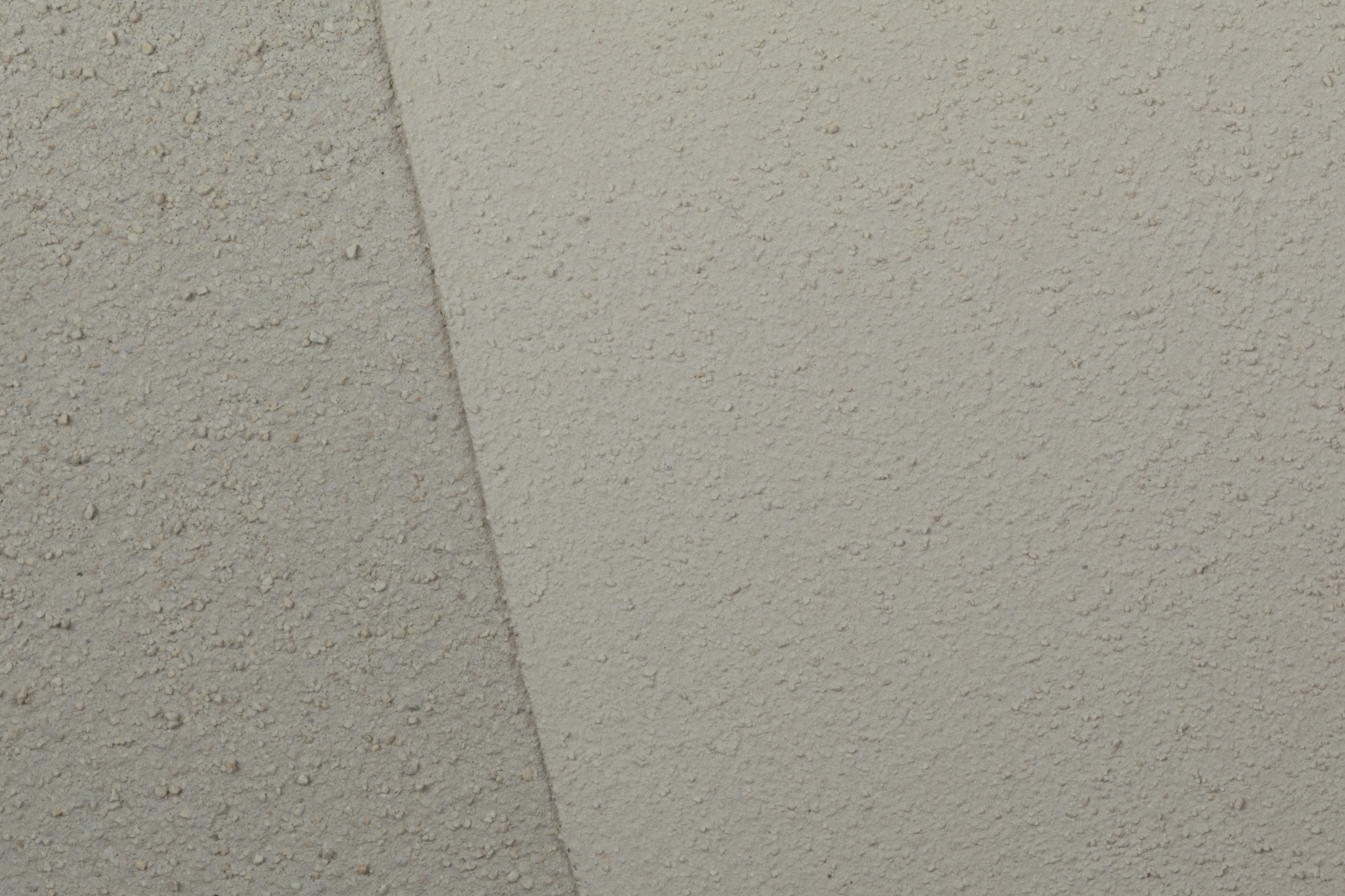 Diese Abbildung zeigt den CALCEA® Kalkgrundputz (links) sowie den CALCEA® Kalkfeinputz (rechts)